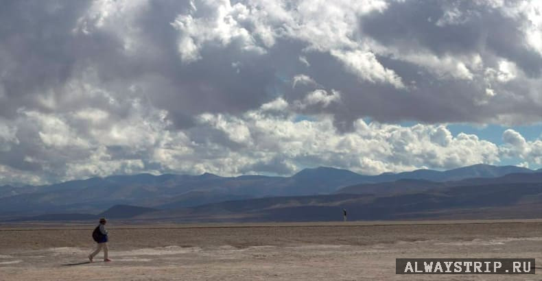 Одинокий человек идет по провинции Хухуй