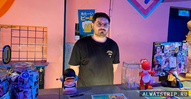 Официант в клубе