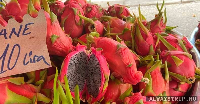 Драконий фрукт на рынке в Алании
